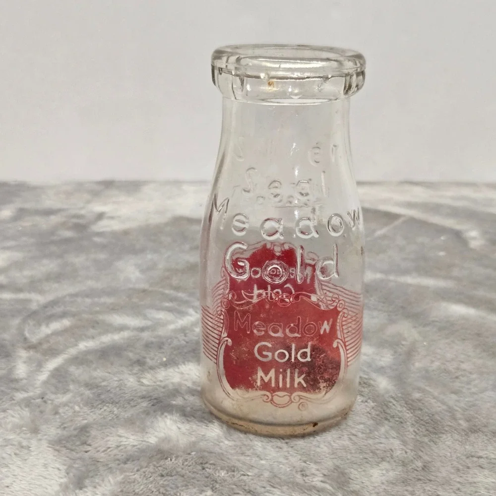 Vintage Meadow Gold Milk Half Pint Glass Bottle Red Pyroglaze Embossed 1949
